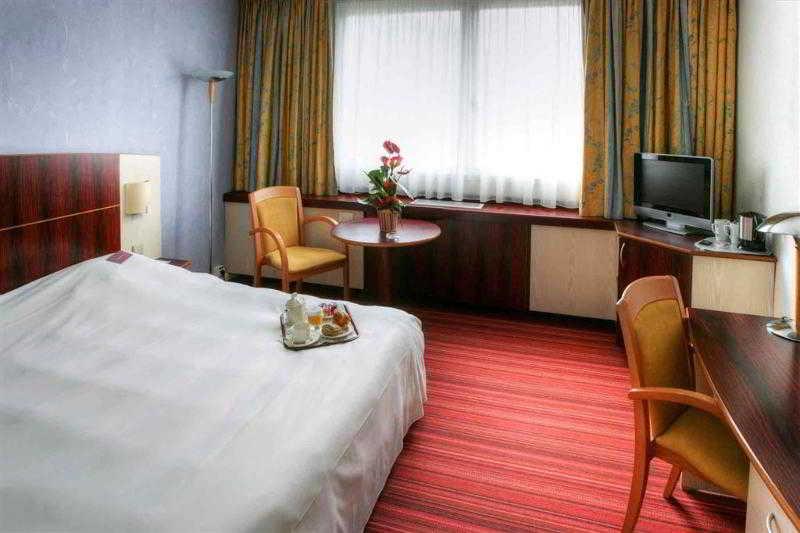Mercure Besancon Parc Micaud - Hotel & Bar Exterior foto