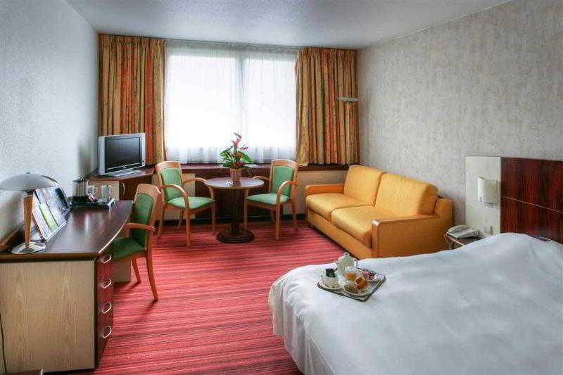 Mercure Besancon Parc Micaud - Hotel & Bar Exterior foto